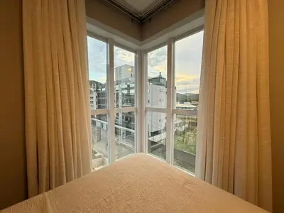 Uma cama ou camas num quarto em Paraíso em Palmas com Piscina - 3 min do mar a pé!