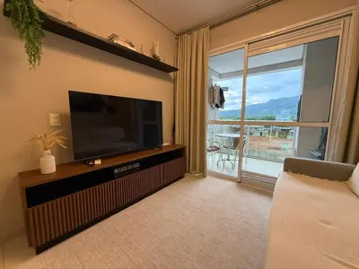 Uma televisão e/ou sistema de entretenimento em Paraíso em Palmas com Piscina - 3 min do mar a pé!