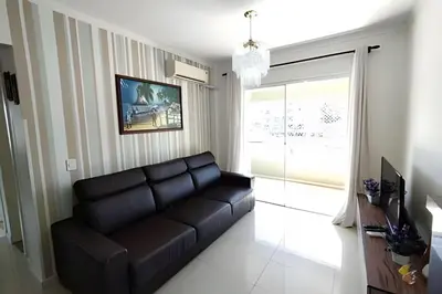 Uma área de estar em Apartamento 400m da Praia de Bombas - 2 dorms 6 pessoas