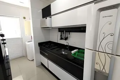 A cozinha ou kitchenette de Apartamento 400m da Praia de Bombas - 2 dorms 6 pessoas