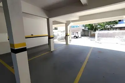 A planta de Apartamento 400m da Praia de Bombas - 2 dorms 6 pessoas