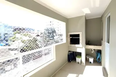 Uma televisão e/ou sistema de entretenimento em Apartamento 400m da Praia de Bombas - 2 dorms 6 pessoas