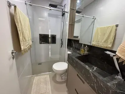 Uma casa de banho em Apartamento confortável com piscina