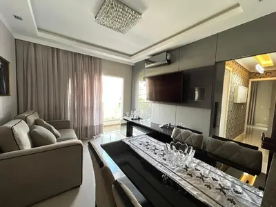 Uma televisão e/ou sistema de entretenimento em Apartamento confortável com piscina