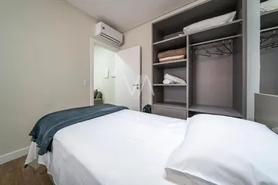 Uma cama ou camas num quarto em 207- Apart Villa Francione com piscina Bombas