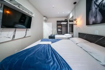 Uma cama ou camas num quarto em 207- Apart Villa Francione com piscina Bombas