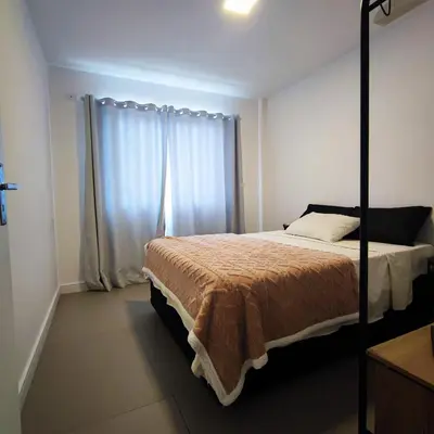 A planta de Apartamento Pertinho da Praia, faça tudo a pé!