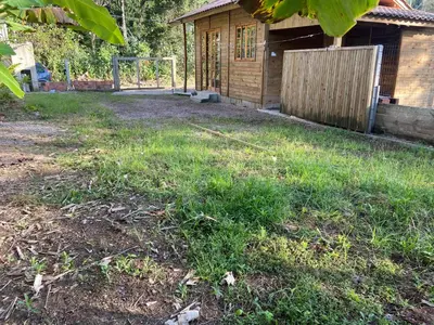 Um jardim no exterior de Bombinhas, Casa mobiliada 1 quarto