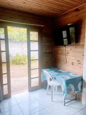 Uma televisão e/ou sistema de entretenimento em Bombinhas, Casa mobiliada 1 quarto