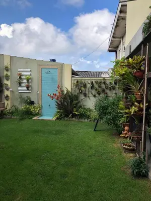 Um jardim no exterior de Apartamento casa Joel