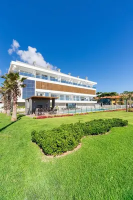 Um jardim no exterior de Solar do Atlântico 108 – Beira Mar em Bombas