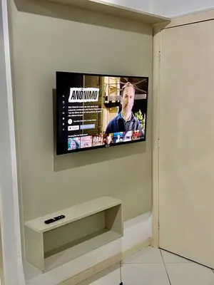 Uma televisão e/ou sistema de entretenimento em APARTAMENTO PRAIA BOMBINHAS