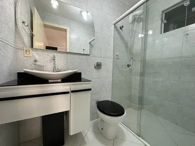 Uma casa de banho em APARTAMENTO PRAIA BOMBINHAS