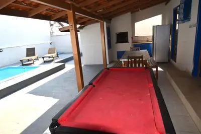 Uma televisão e/ou sistema de entretenimento em Casa Içara - 4 quartos - piscina