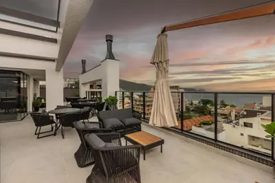 A planta de Villa Francione 302 – Loft de Alto Padrão com Piscina no Rooftop e Vista Panorâmica, a Poucos Metros do Mar em Bombas.