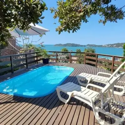 A90 - Casa com piscina e linda vista - centro de Bombinhas