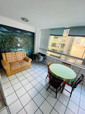 Uma área de estar em APARTAMENTO PRÓXIMO A PRAIA E SHOPPING RUSSI&RUSSI