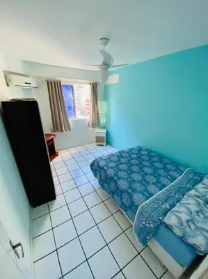 Uma cama ou camas num quarto em APARTAMENTO PRÓXIMO A PRAIA E SHOPPING RUSSI&RUSSI
