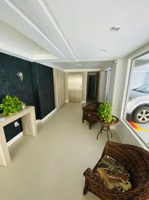 Uma área de estar em APARTAMENTO PRÓXIMO A PRAIA E SHOPPING RUSSI&RUSSI