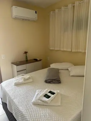 Uma cama ou camas num quarto em residencial Lara 9