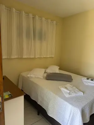 Uma cama ou camas num quarto em residencial Lara 9