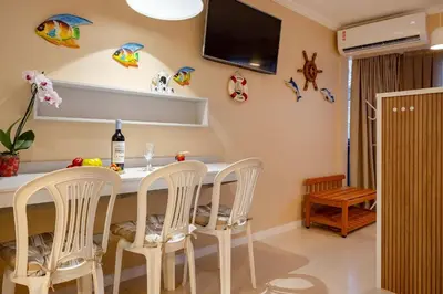 Uma televisão e/ou sistema de entretenimento em Loft Aconchegante em Condomínio com Piscina