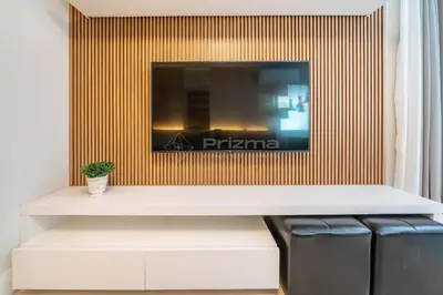 Uma televisão e/ou sistema de entretenimento em Varandas 404 B · Luxuoso Apartamento em Condomínio de Alto Padrão frente mar