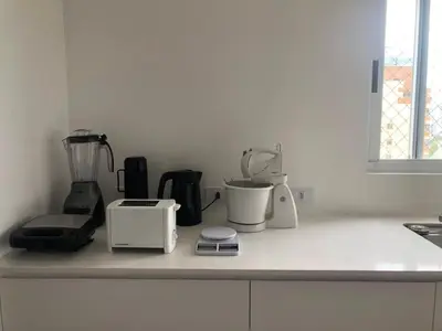Comodidades para chá e café em Apartamento frente ao mar. Amplo e confortável.