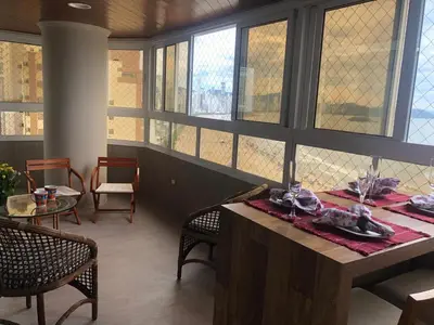 Uma área de estar em Apartamento frente ao mar. Amplo e confortável.