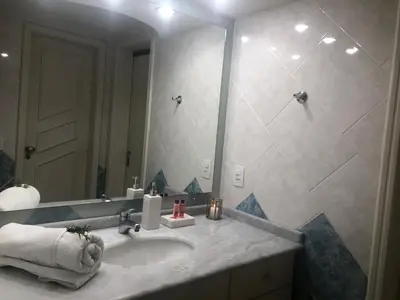 Uma casa de banho em Apartamento frente ao mar. Amplo e confortável.