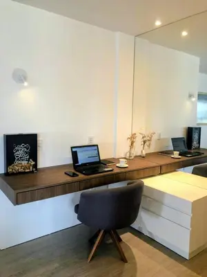 Uma televisão e/ou sistema de entretenimento em Apartamento frente ao mar. Amplo e confortável.
