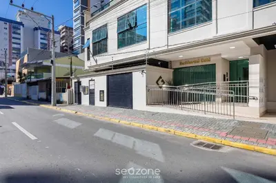 O edifício onde o apartamento está situado