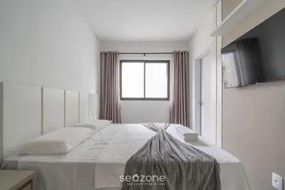 Uma cama ou camas num quarto em Aptos em prédio à 650 m da Meia Praia - RGOs