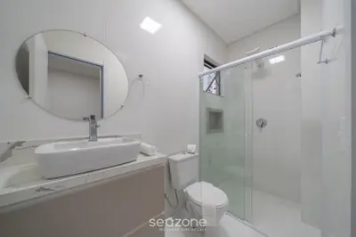 Uma casa de banho em Aptos em prédio à 650 m da Meia Praia - RGOs