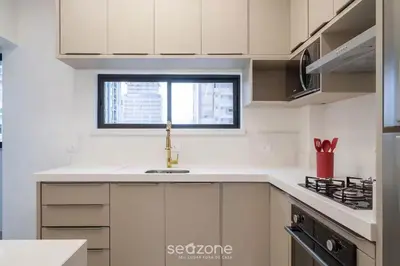 A cozinha ou kitchenette de Aptos em prédio à 650 m da Meia Praia - RGOs
