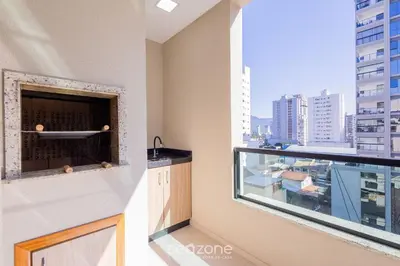 A planta de Aptos em prédio à 650 m da Meia Praia - RGOs