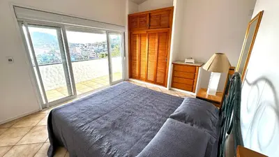 Uma cama ou camas num quarto em Casa Santorini - Vista Panorâmica - PISCINA AQUECIDA
