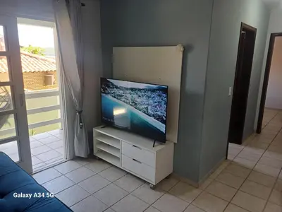 Uma televisão e/ou sistema de entretenimento em Edificio Daniela Ap 102