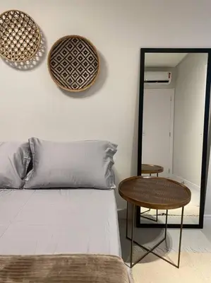 Uma cama ou camas num quarto em Apto Novo Bombinhas - UMA QUADRA DO MAR!