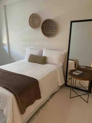 Uma cama ou camas num quarto em Apto Novo Bombinhas - UMA QUADRA DO MAR!