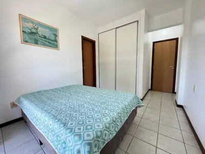 Uma cama ou camas num quarto em B481 Apto 3 quartos frente para avenida 8 pessoas