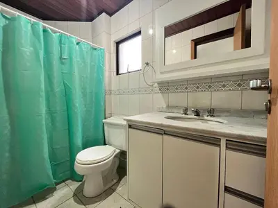 Uma casa de banho em B481 Apto 3 quartos frente para avenida 8 pessoas