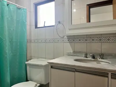 Uma casa de banho em B481 Apto 3 quartos frente para avenida 8 pessoas