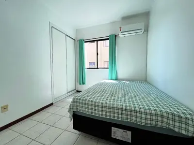 Uma cama ou camas num quarto em B481 Apto 3 quartos frente para avenida 8 pessoas