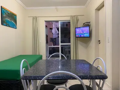 Uma televisão e/ou sistema de entretenimento em B188 Apto 1 quarto na praia de Bombas perto do mar