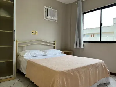 Uma cama ou camas num quarto em B070 - Apto 2 quartos para 6 pessoas em Bombinhas