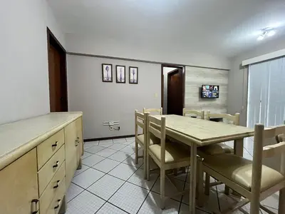Uma televisão e/ou sistema de entretenimento em B070 - Apto 2 quartos para 6 pessoas em Bombinhas
