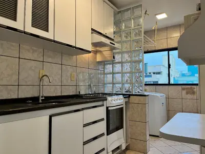 A cozinha ou kitchenette de B070 - Apto 2 quartos para 6 pessoas em Bombinhas