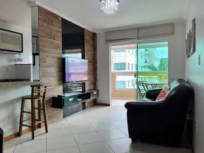 Uma televisão e/ou sistema de entretenimento em B956 - Apartamento 2 quartos p/6 pessoas em Bombas