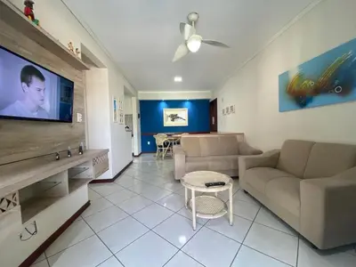 Uma televisão e/ou sistema de entretenimento em B106 - Apartamento de 2 quartos com vista mar